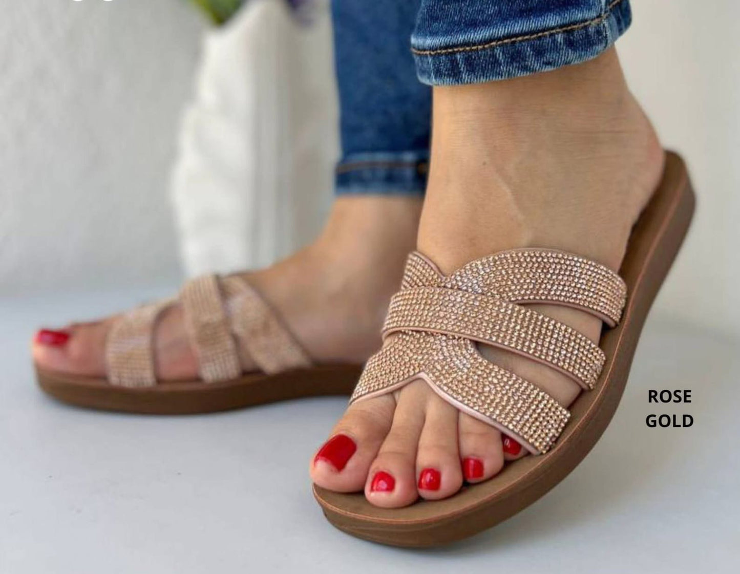 Sandalia plana con brillantes y tiras cruzadas