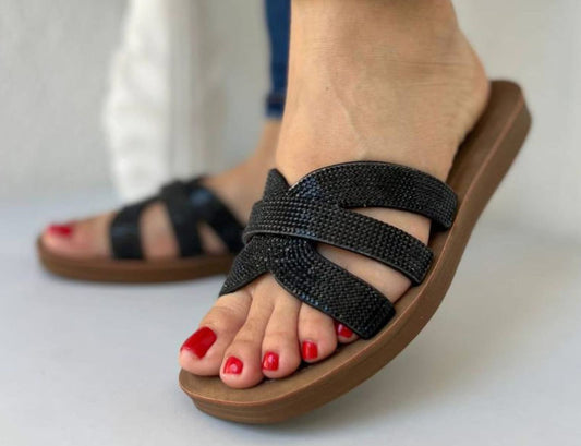 Sandalia plana con brillantes y tiras cruzadas