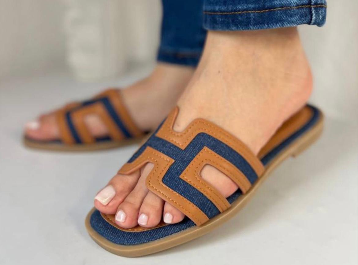 Sandalia flat con diseño geometrico