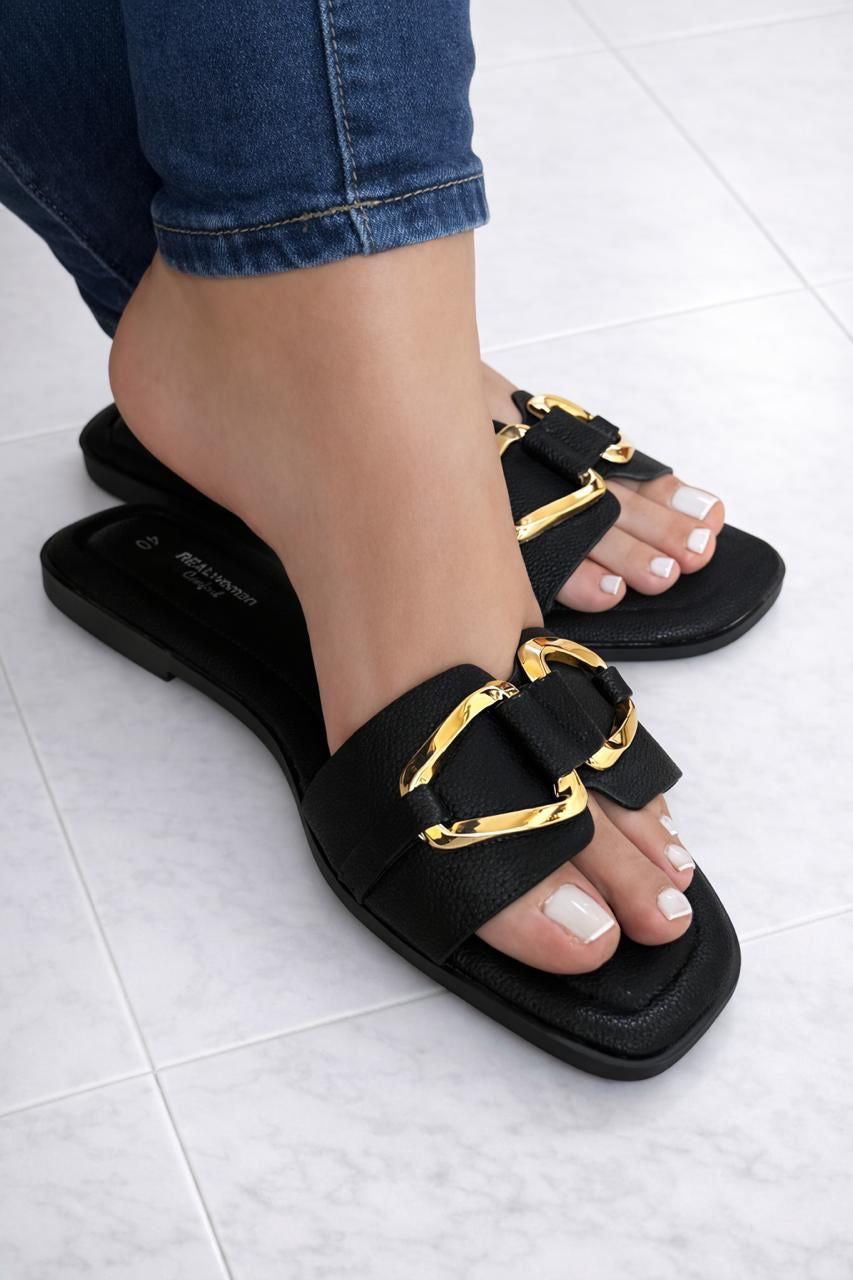 Sandalia flat con hebilla decorativa