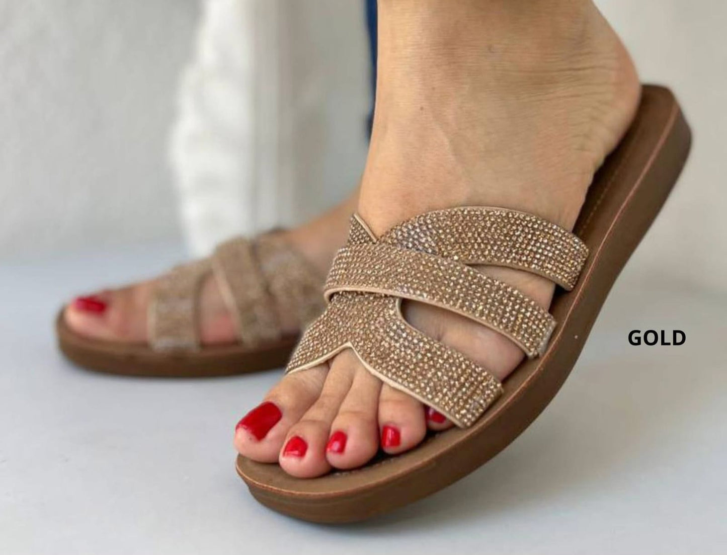 Sandalia plana con brillantes y tiras cruzadas